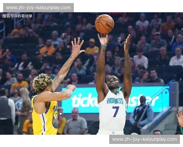 蓝调与蜂鸣的交响乐：当夏洛特黄蜂遇见达拉斯小牛，谁才是球场上的终极魔术师？